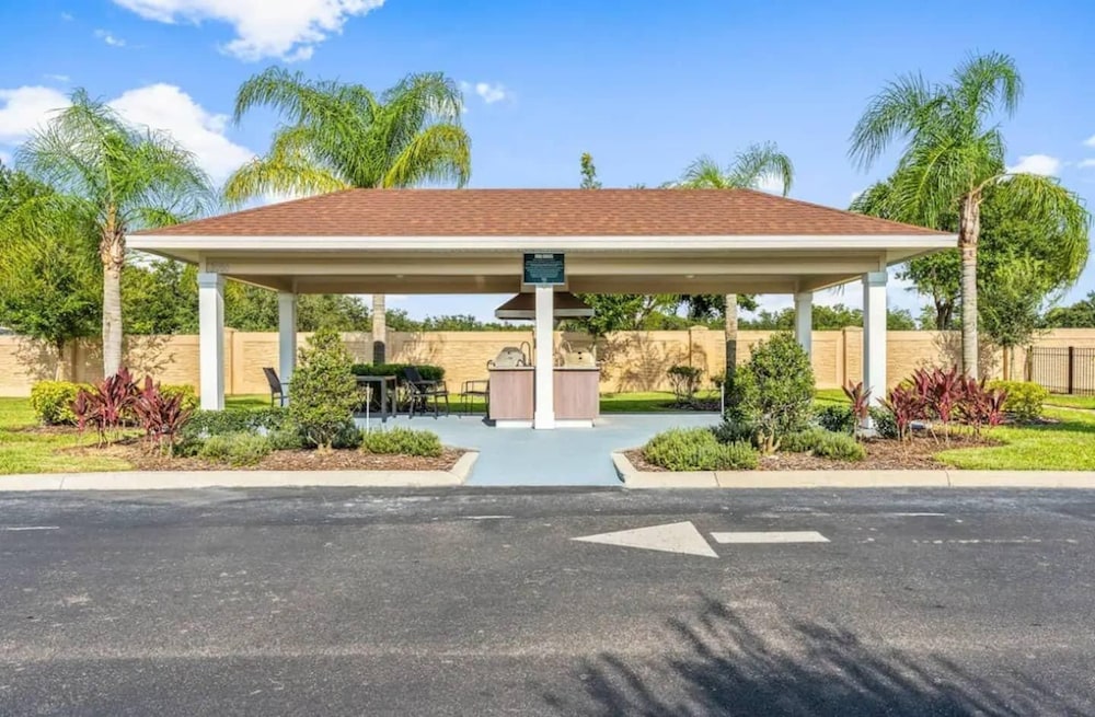 8984 SD - Serene Lucaya Retreat