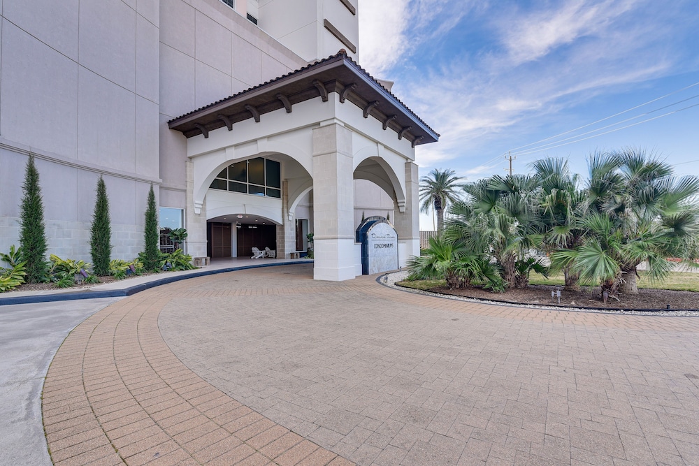 Beachfront Galveston Getaway w/ Gulf Views!