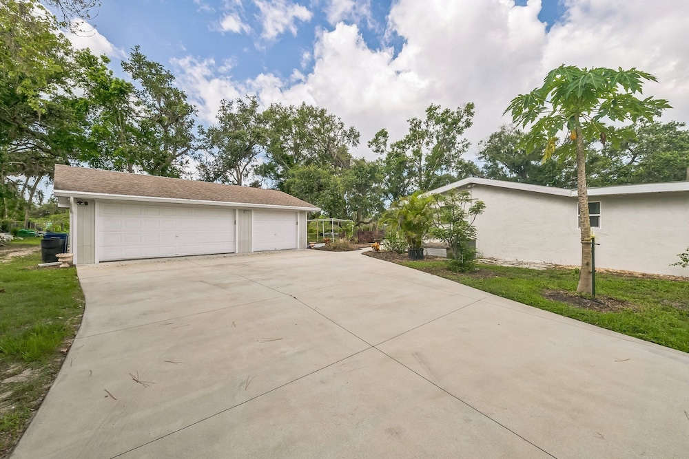 Elwood Park Gem: Spacious 3br Prime Location 3 Bedroom Home