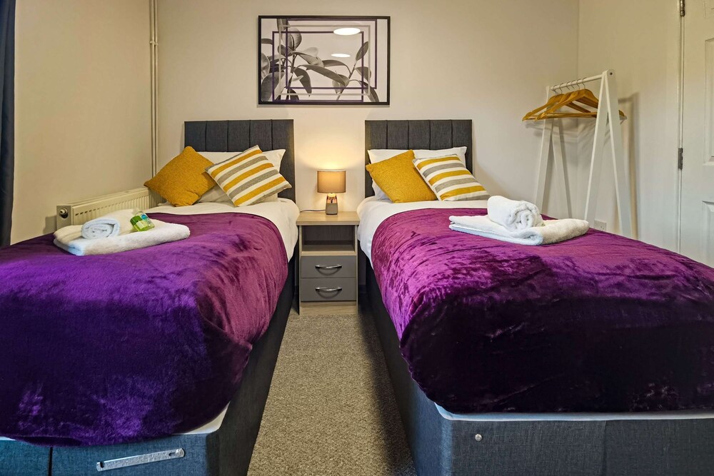 4BR Contractor Accommodation w 4 Bathroom
