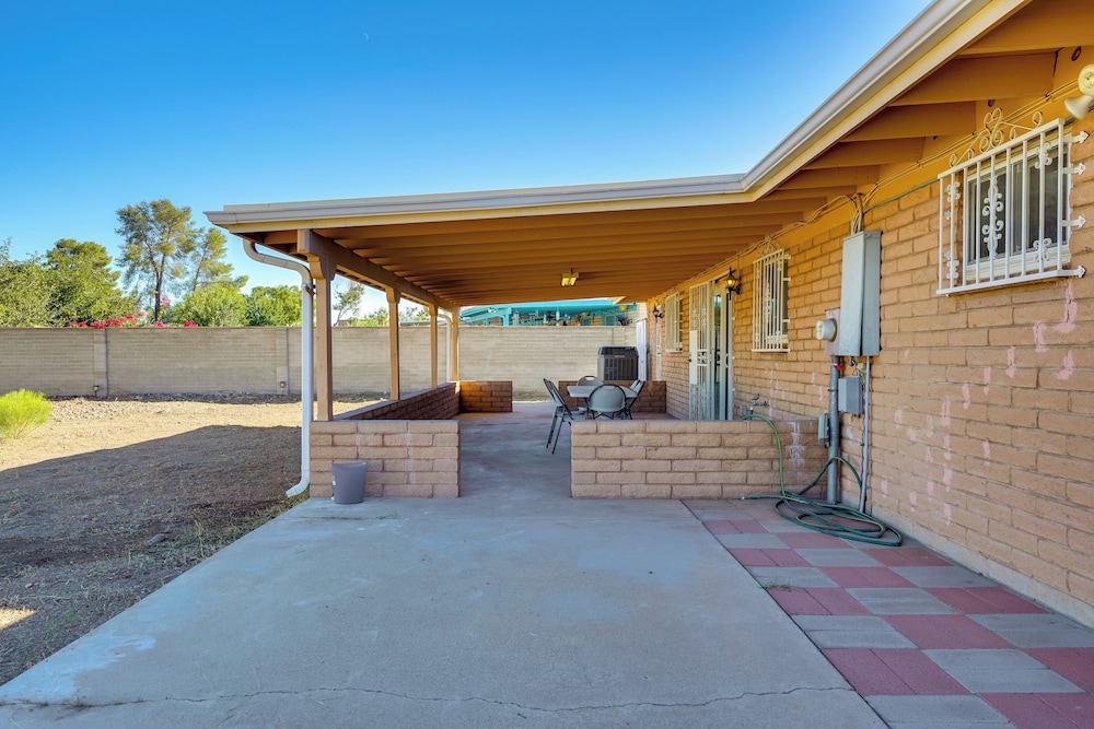 7 Mi to Saguaro Nat'l Park: Tucson Home w/ Yard