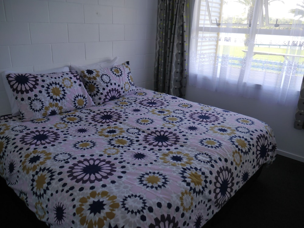 Raglan Palm Beach Motel