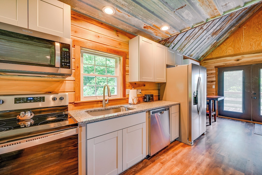 Kentucky Cabin Retreat w/ Covered Porch & Views