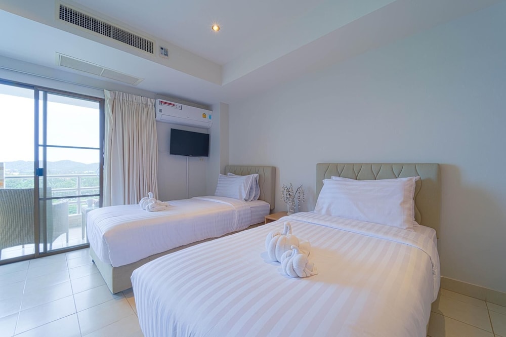 Beachfront Studio Condo-Seaview BW1