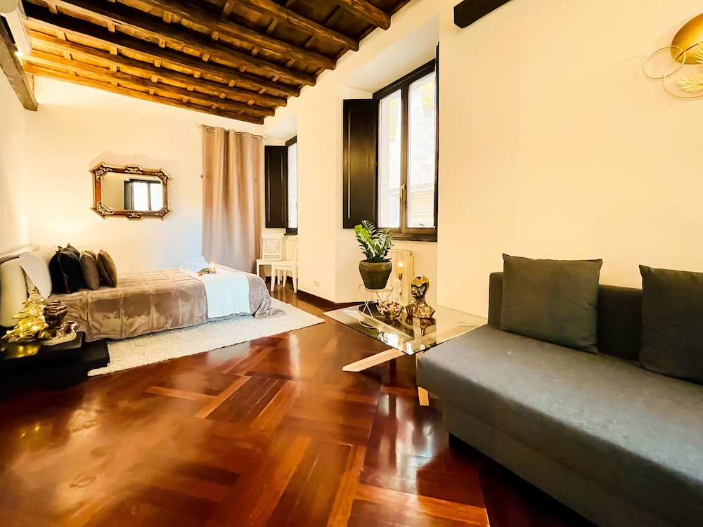 Trevi Fountain Stylish Guesthouse