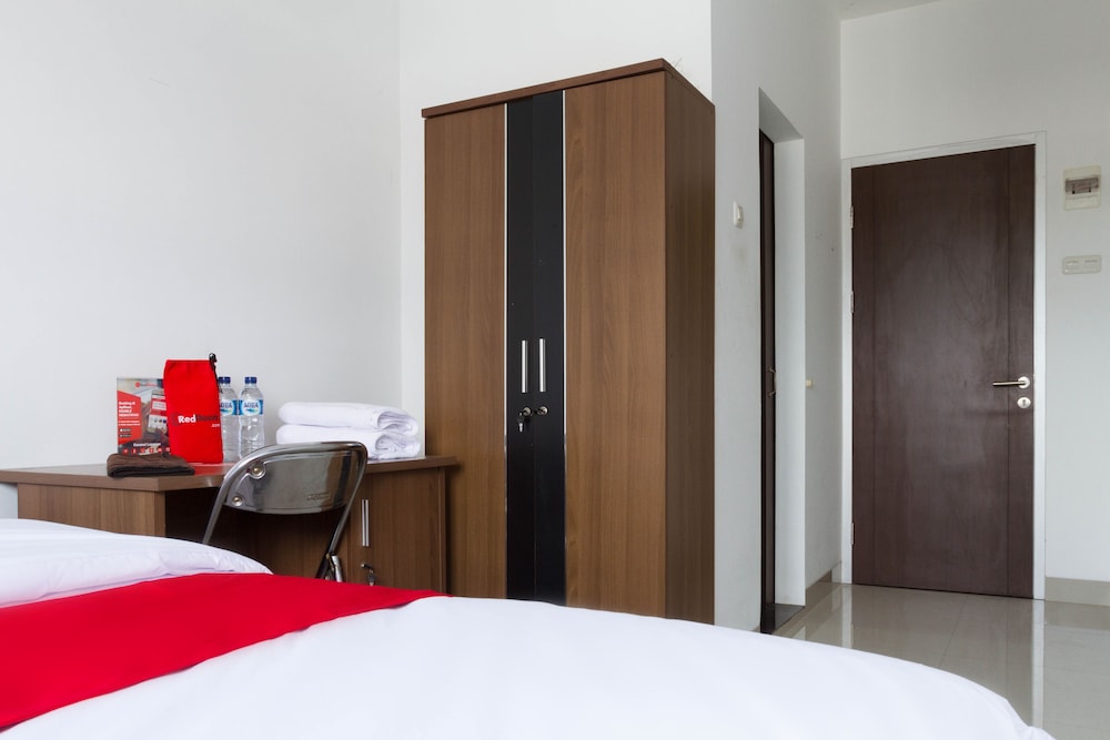 RedDoorz @ Malabar Street view 3
