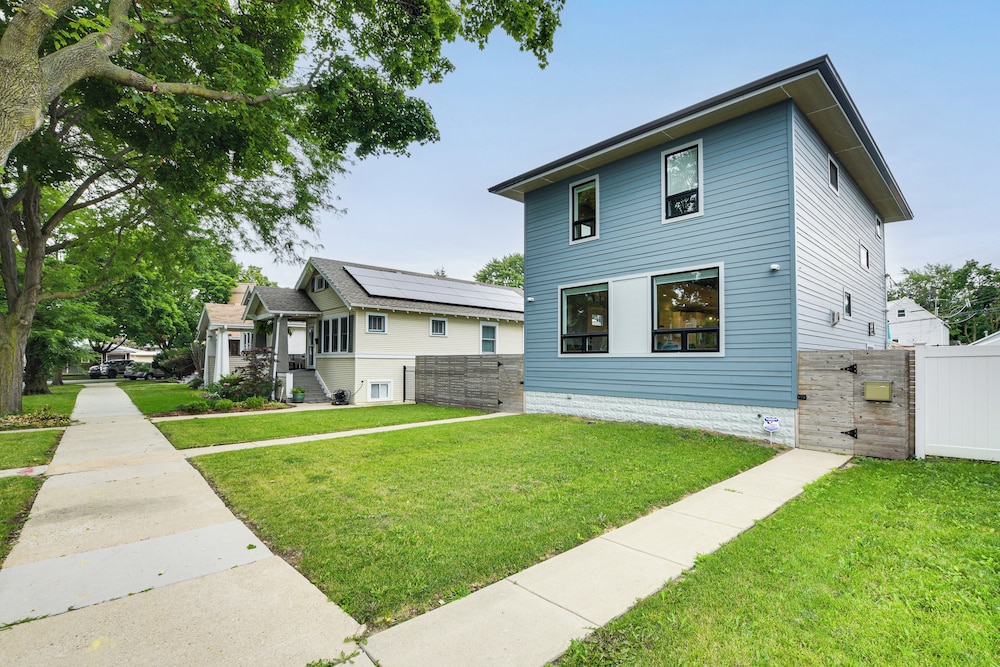 Game Room, Deck & Yard: Chicago Home