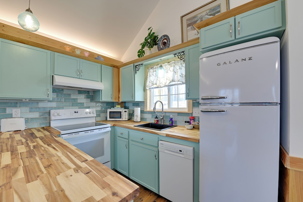 Hot Tub & Fire Pit: Romantic Getaway in Frenchburg