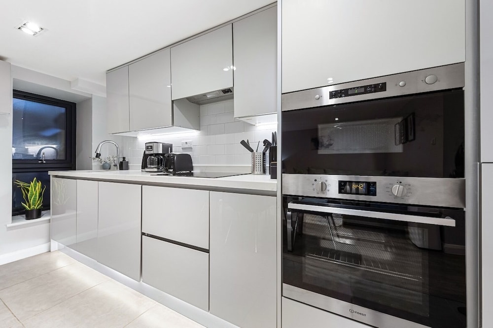 Modern Battersea Suite - London City Retreat