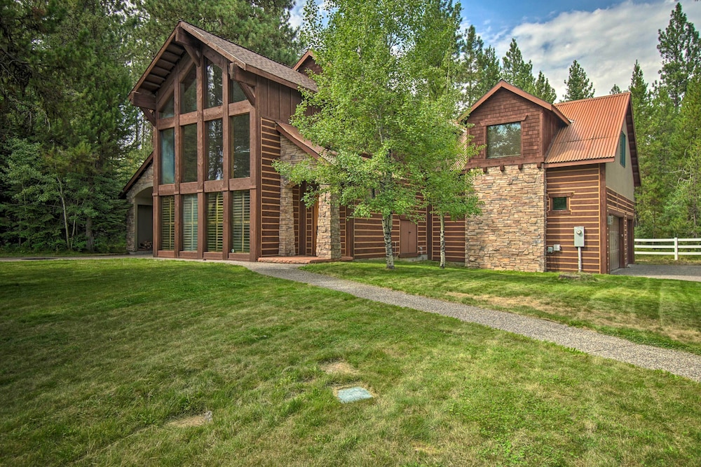 Luxe Mccall Cabin w/ Hot Tub ~ 8 Mi to Skiing view 4