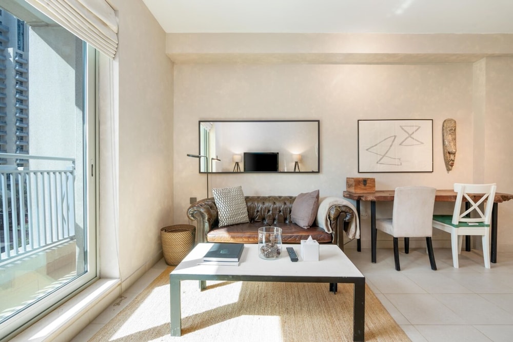 Stylish Studio Apartment w/ Patio, Downtown Dubai