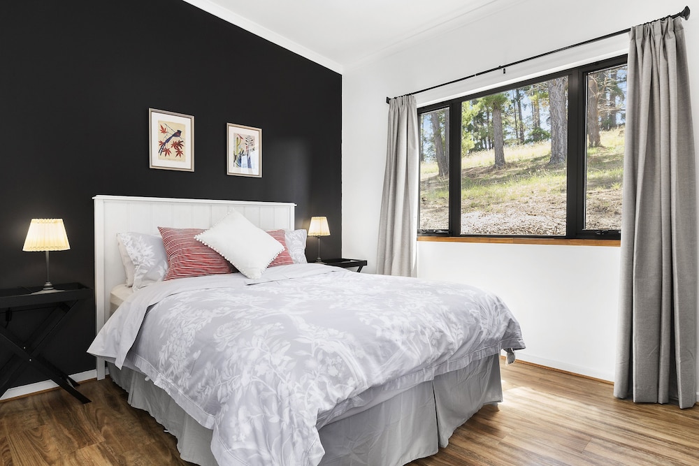 Karawatha Cottages B&B