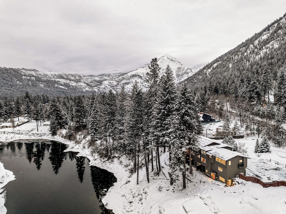 All Seasons River Inn