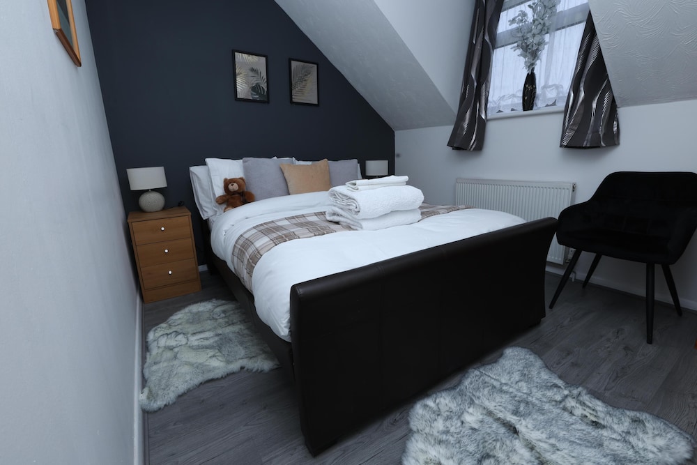 Beautiful 4-bed House in Erith view 2