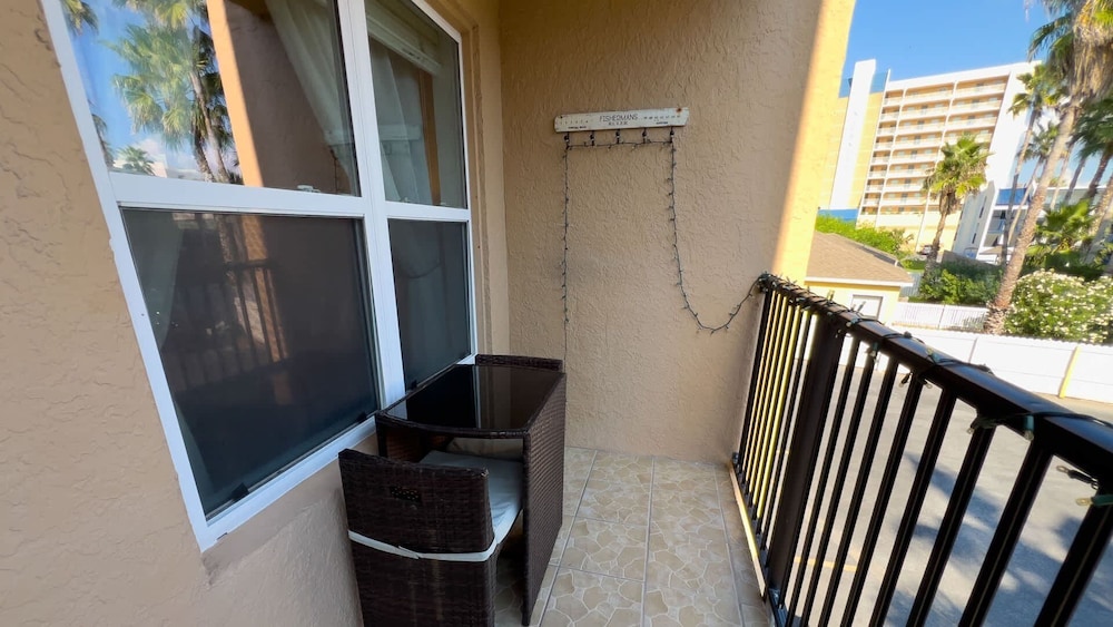 Cozy Family Retreat Steps To Beach Pool / Hot 2 Bedroom Apts