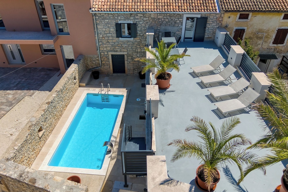 Villa Galant with Pool and Sauna