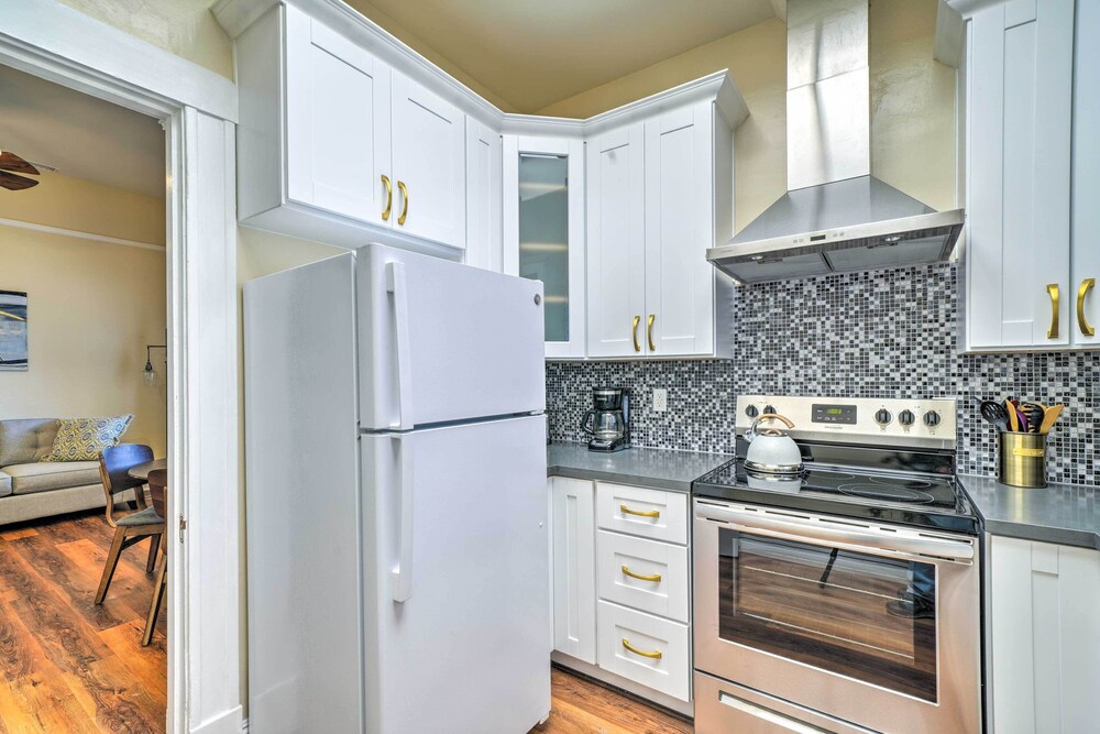 Cozy Carpinteria Apartment: Walkable Location view 2