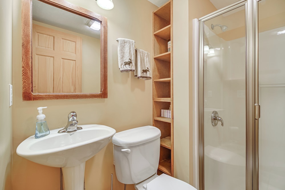 Walk to Water: Outdoor Gem w/ Bunkhouse in Madison