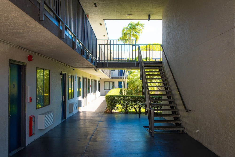Motel 6 Lantana, FL