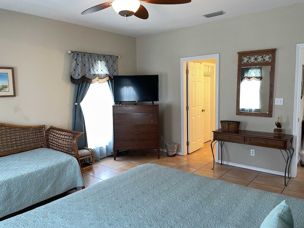 126 E Pike 4 Bedroom Condo by RedAwning view 4