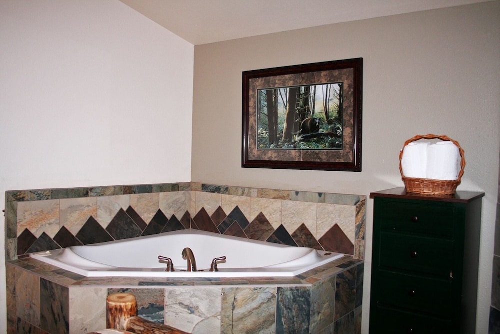 Fawn Valley Inn: 106 Condo view 5
