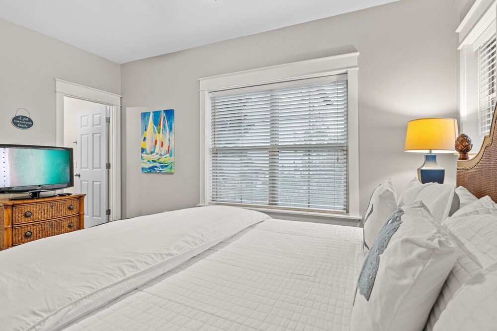 Sandy Smiles by Avantstay Seagrove Walk to Beach Pool
