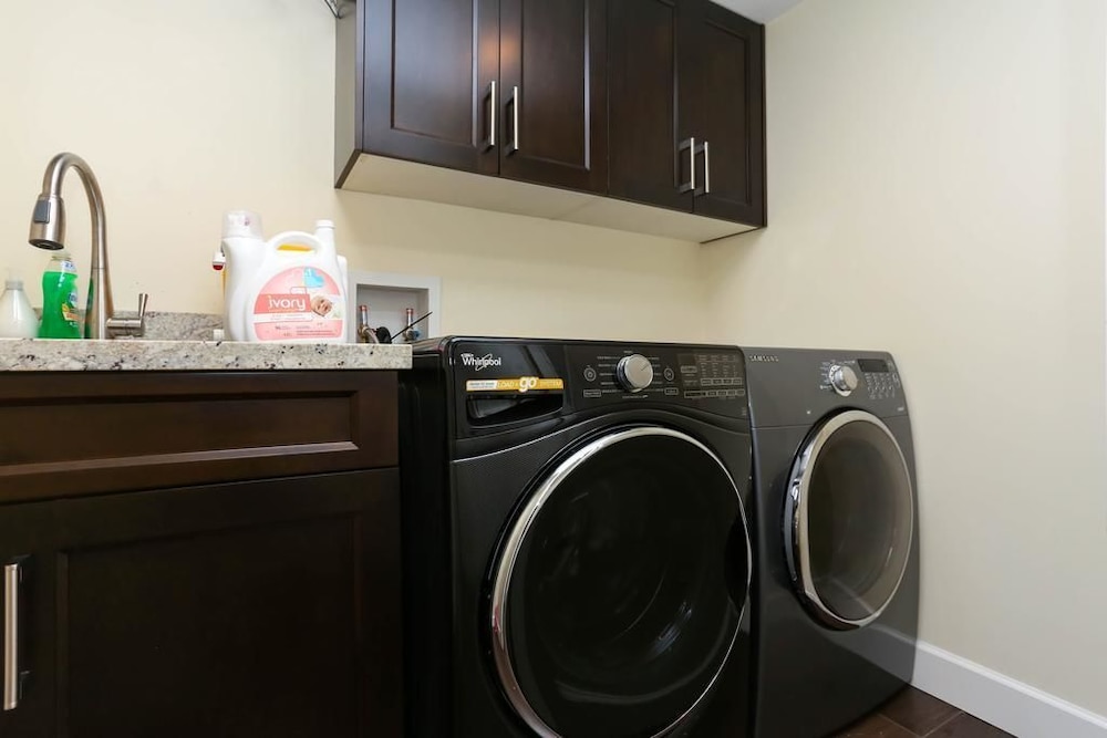 Grand Spacious Suite near YVR by Elevate Rooms view 2