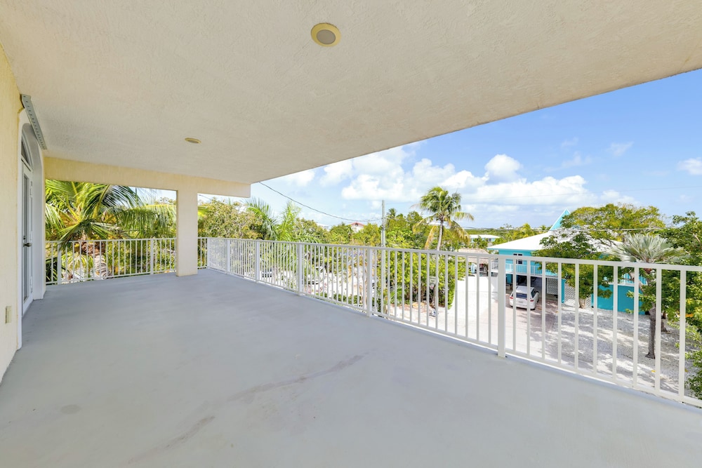 Spacious Canal-front Home: Florida Keys Gem