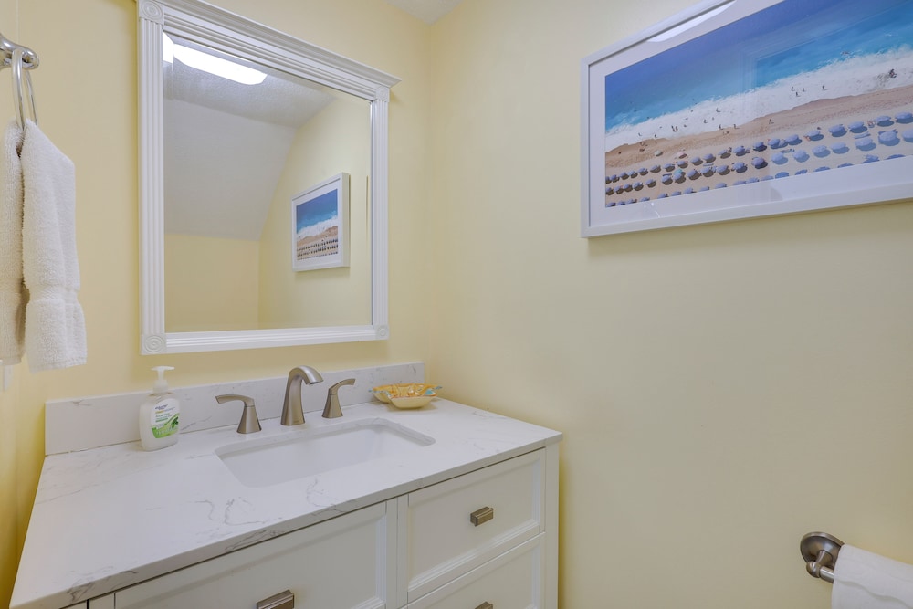 3 Mi to St Simons Beach: Gem w/ Pool Access & Deck
