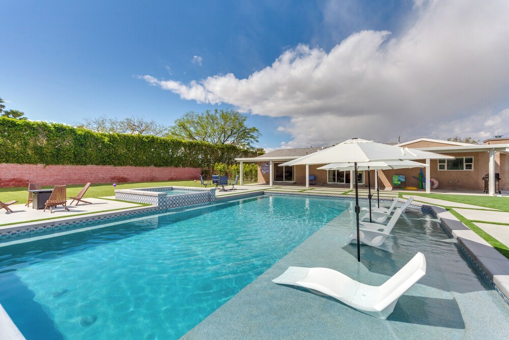 Outdoor Entertainment: Palm Springs Group Escape