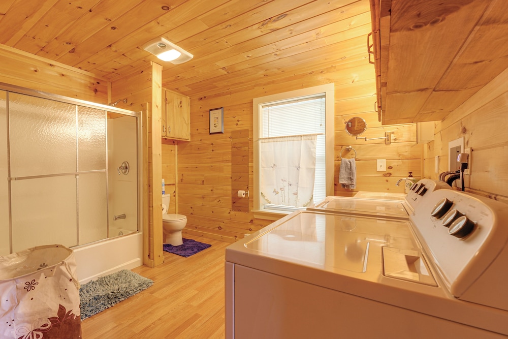 2 Mi to Marina & Beach: Frye Island Retreat!