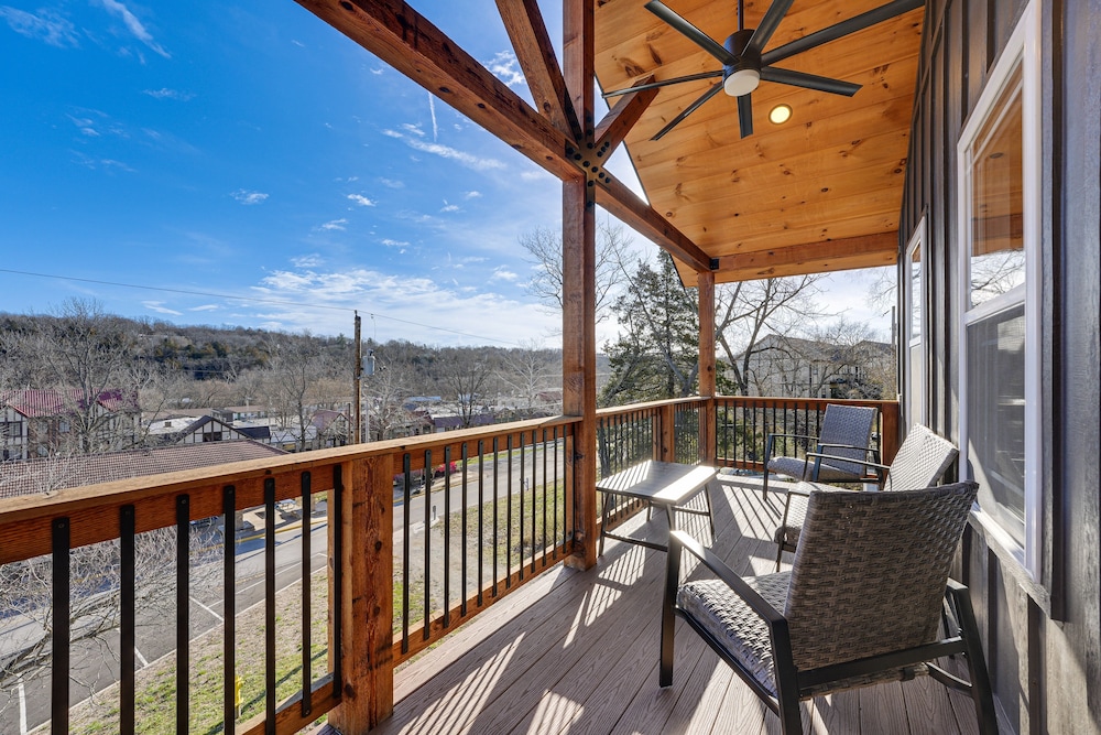 Historic Hollister Home: Shop, Dine & Drink Nearby