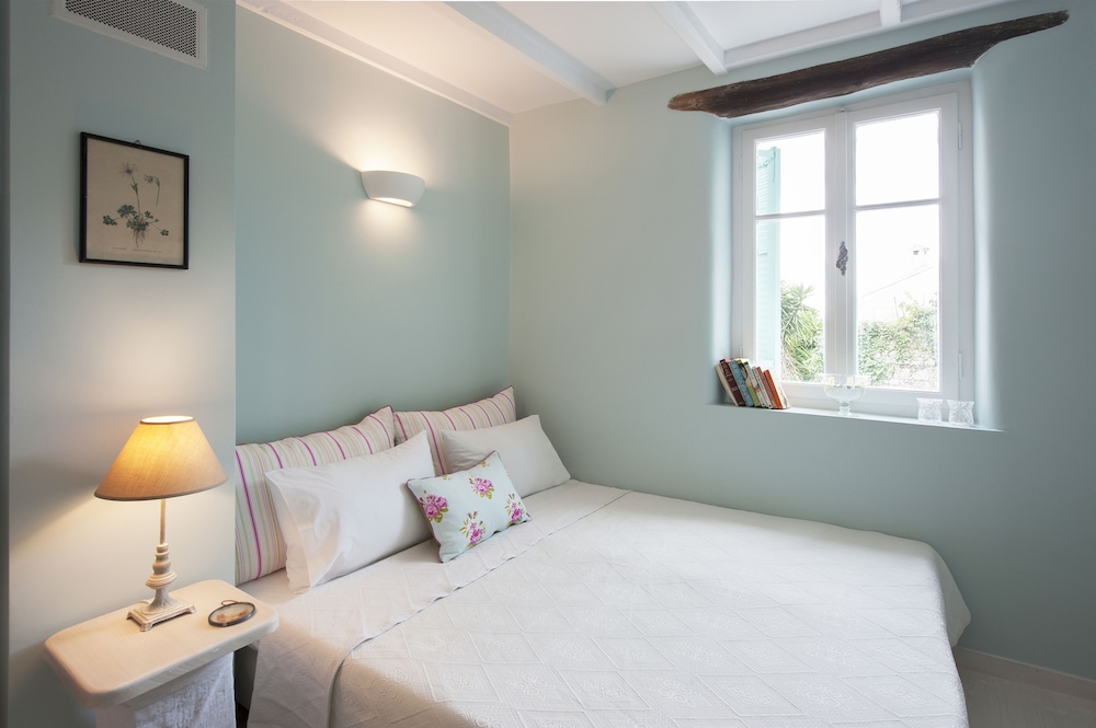 White Jasmine Cottage view 3
