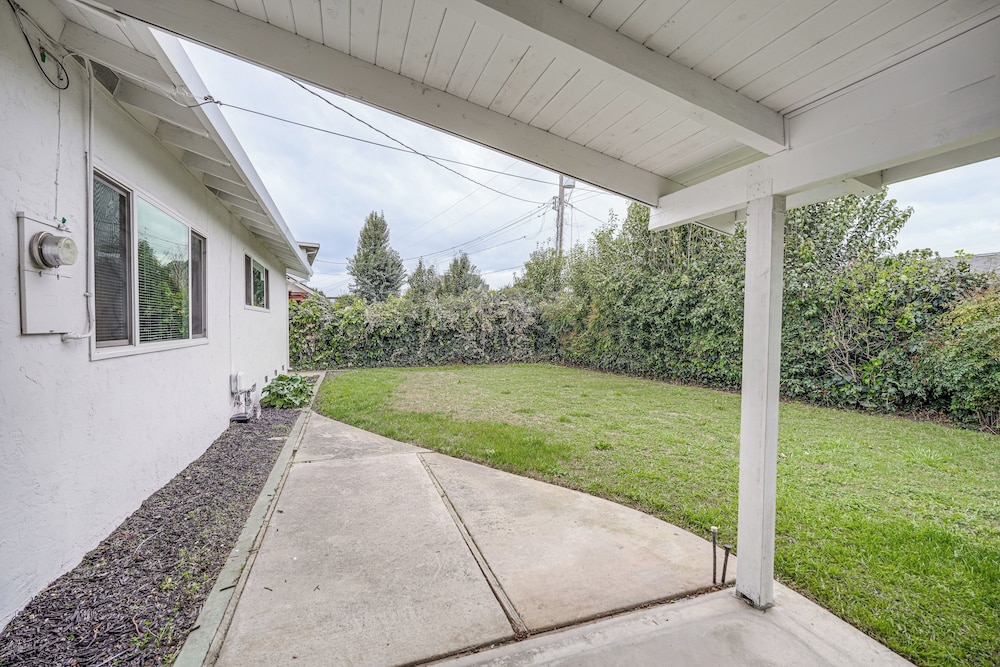 4 Mi to San Joaquin River: Remodeled Home w/ Patio