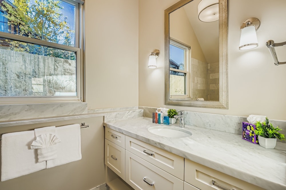 King Road Luxury Lodge, Private Hottub, Game Room, Media Room 45 4 Bedroom Home