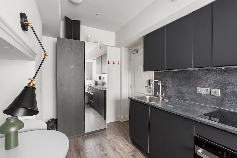 Modern Studio at Inverness Terrace