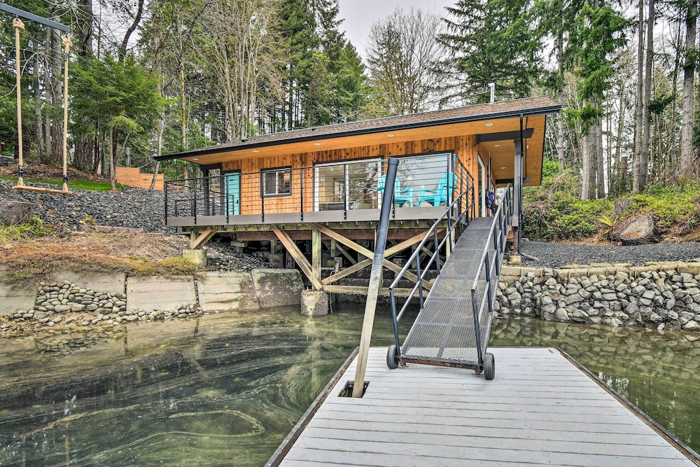 Dreamy Bayfront Cabin w/ View, Dock & Kayaks