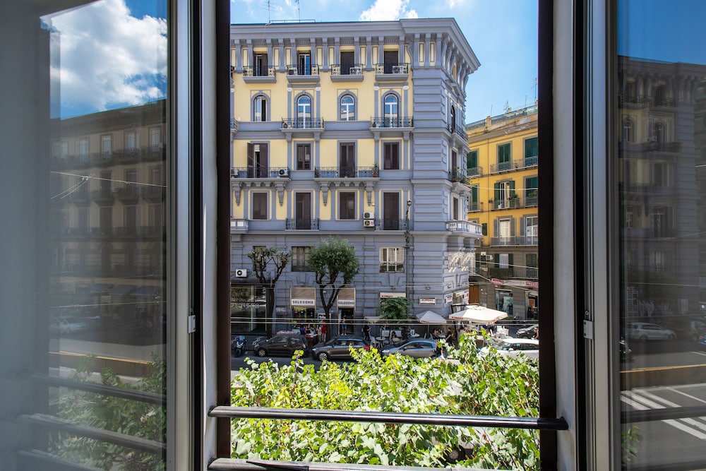 Napoli's Gold Hotel