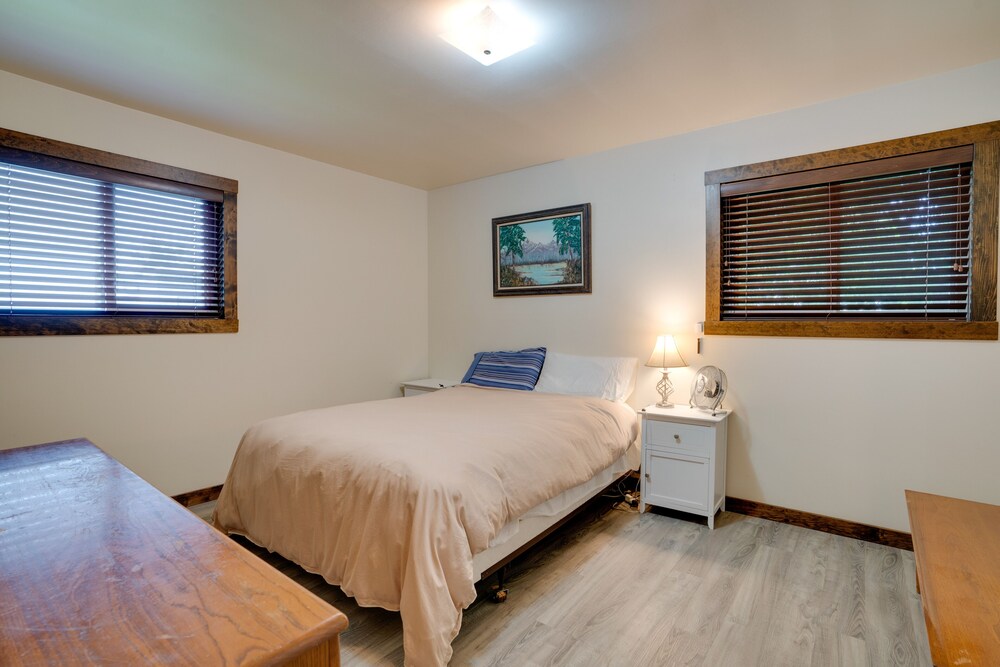 Lakefront Washington Home w/ Private Pool & Sauna view 4