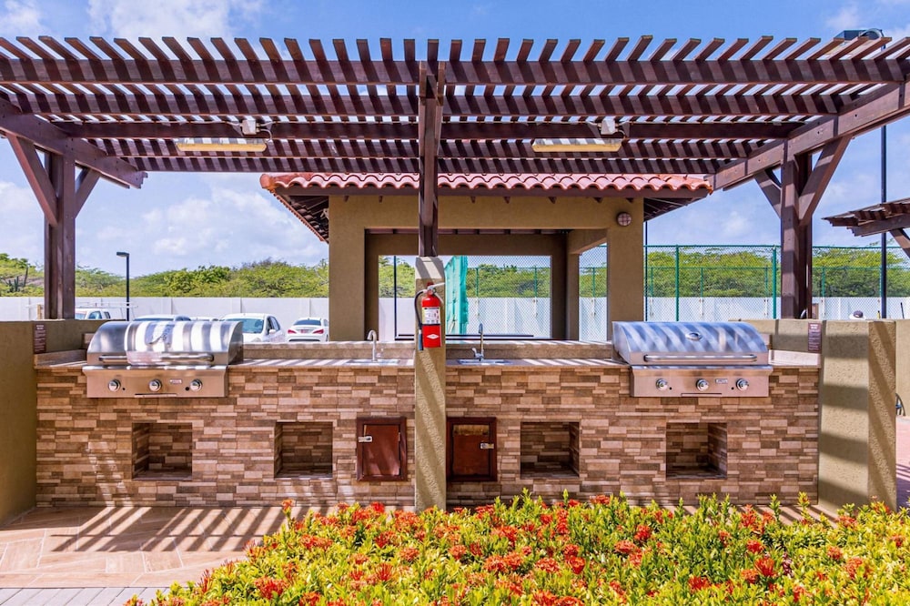 2BR Duplex Palmaruba Condos w Great Location