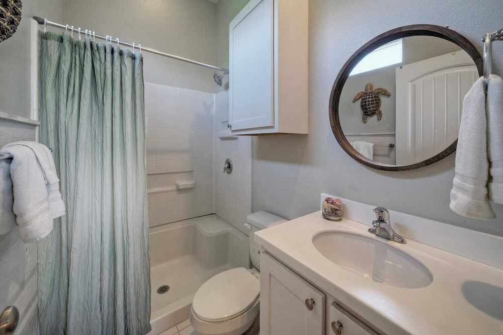 Sleeps 24, 2 Homes Pool, Backyard Tiki Bar, Fire Pit, Cornhole Walk to Beach