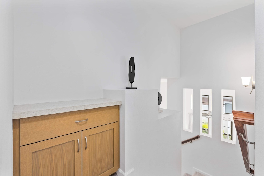 @marbella Lane - Elegant 3BR w/ Marvelous Views