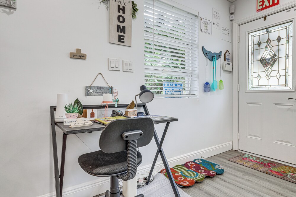 4 Mi to Fort Lauderdale Beach: Dog-friendly Home!