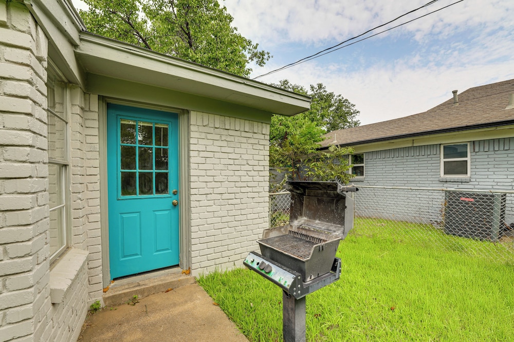Near Shops & Eats: Commuter-friendly Fwtx Home