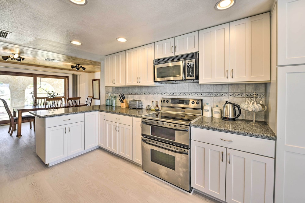 Chic Joshua Tree Pad w/ Mountain Views  Hot Tub - Property Image 19