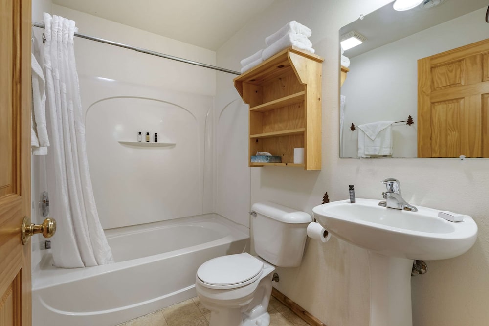 Three Bears Waterpark Resort Near Tomah, Ascend Collection Hotel