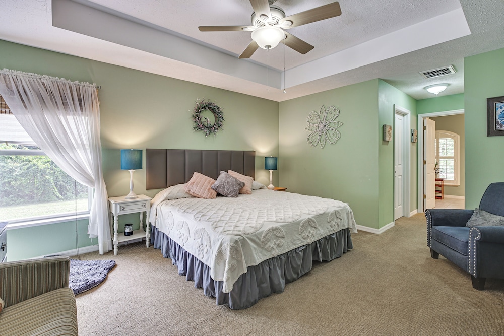 Dog-friendly Home, Lake Henderson Across Street!