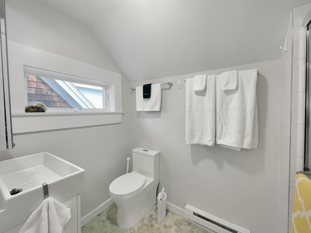 Charming Studio Condo In Perkins Cove Surrounded By Ocean Views - Perkins Cove Inn 1 Bedroom Condo by Redawning view 2