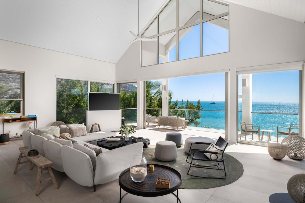 La Mer Villa West Luxury Oceanfront on Sapodilla Bay