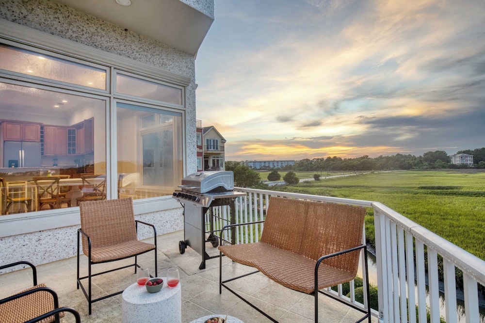 Sleeps 38 2 Homes, Steps to the Beach, Private Pool + Hottub, Game Room, Views